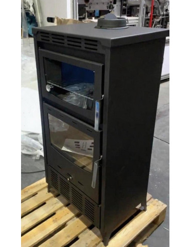 Stufa a legna ventilata Claris da 18 kW con forno