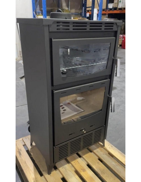 Stufa a legna ventilata Claris da 18 kW con forno