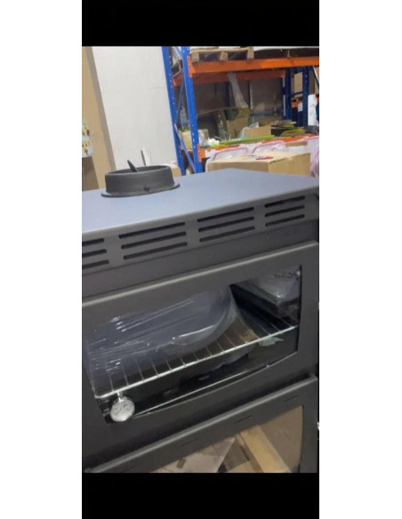 Stufa a legna ventilata Claris da 18 kW con forno